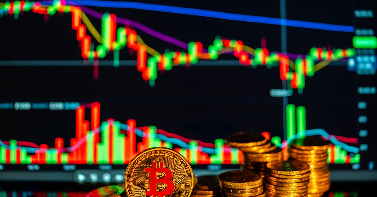 Moeda de Bitcoin sobre gráfico de análise financeira em tela escura, representando a compressão de preço antes da votação da CLARITY Act e do FOMC