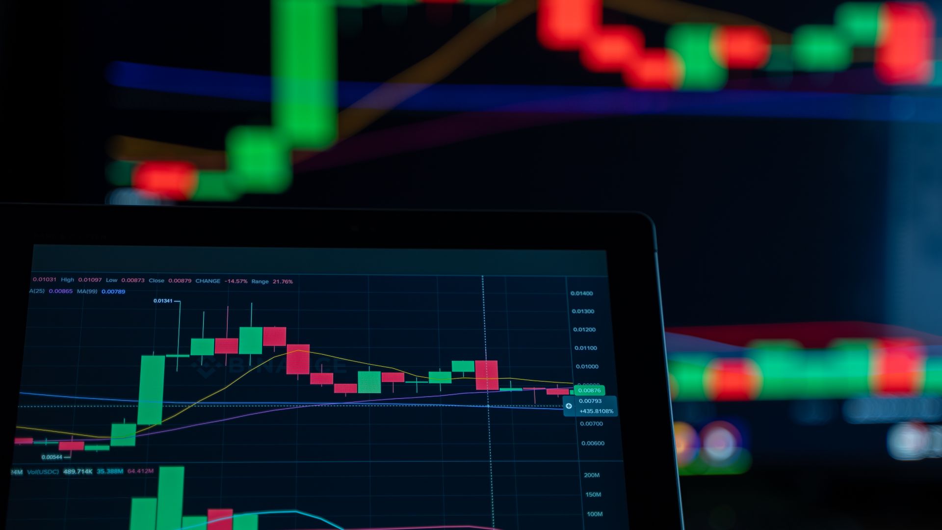 Gráfico de velas de Bitcoin em tela escura de trading, com o preço defendendo a faixa dos US$ 78 mil a US$ 80 mil na véspera do CPI americano