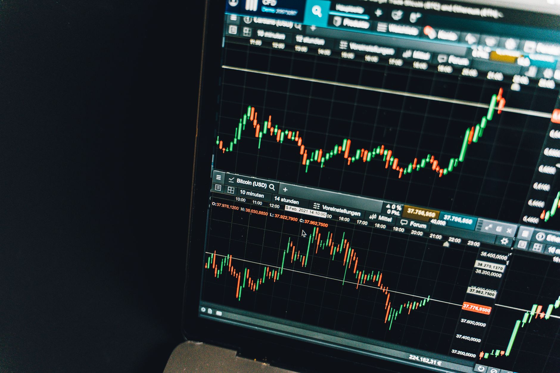Gráfico de trading com velas de Bitcoin defendendo o suporte dos US$ 78 mil após perder os US$ 80 mil, seis dias antes da votação de cloture da CLARITY Act que exige 60 votos no Senado