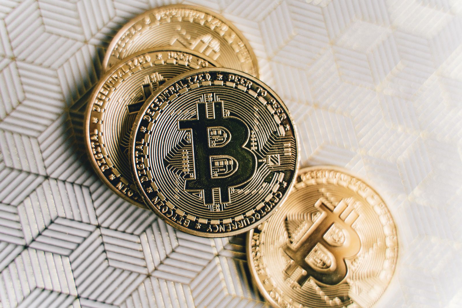 Fotografia de moedas de bitcoin douradas sobre um fundo escuro, simbolizando os três catalisadores de setembro: ETFs, Tesouro dos EUA e CLARITY Act
