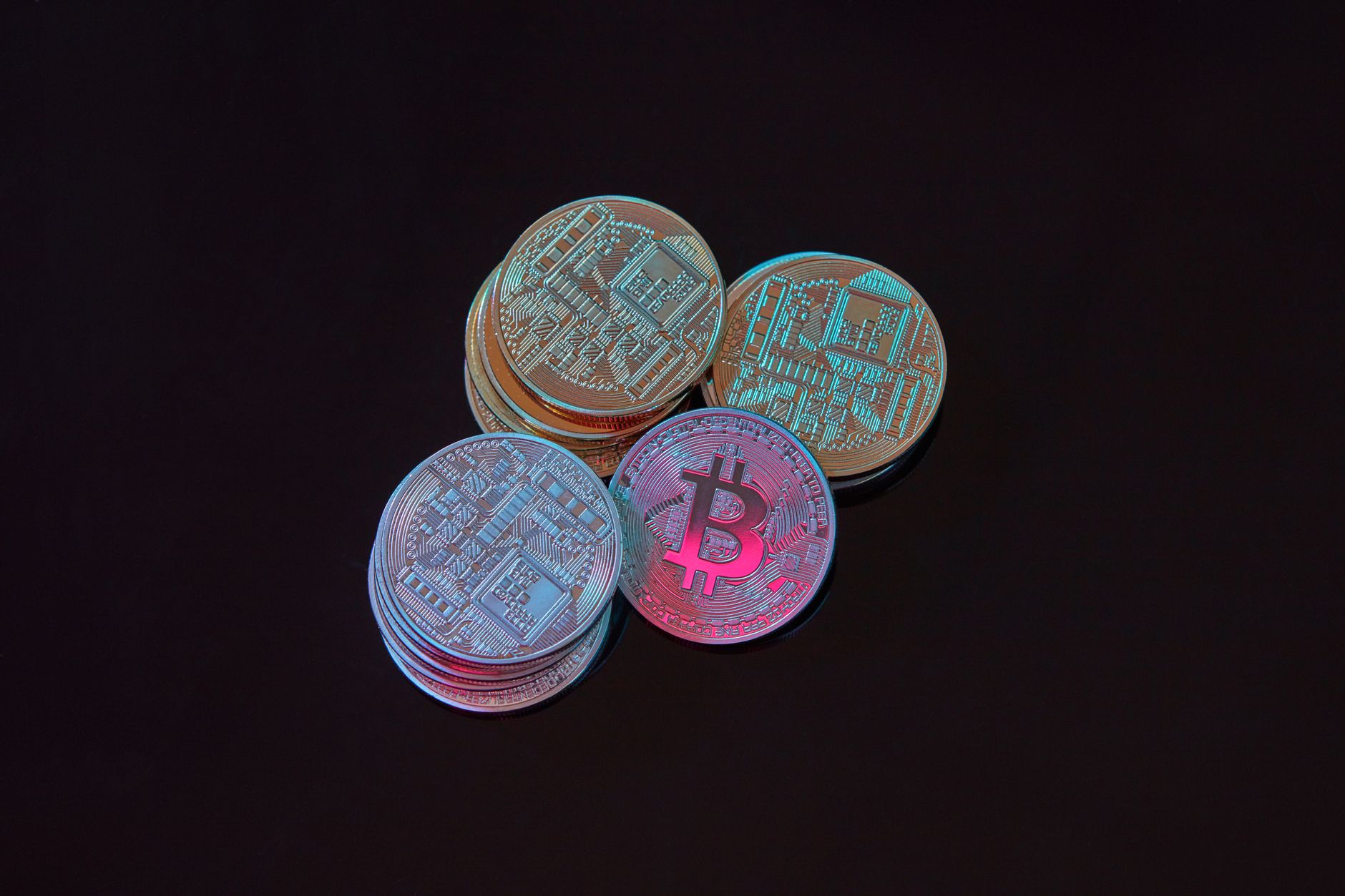 Moedas de bitcoin douradas sobre fundo escuro, ilustrando o artigo sobre o plano de Caiado de confiscar e leiloar criptomoedas do crime organizado no Brasil