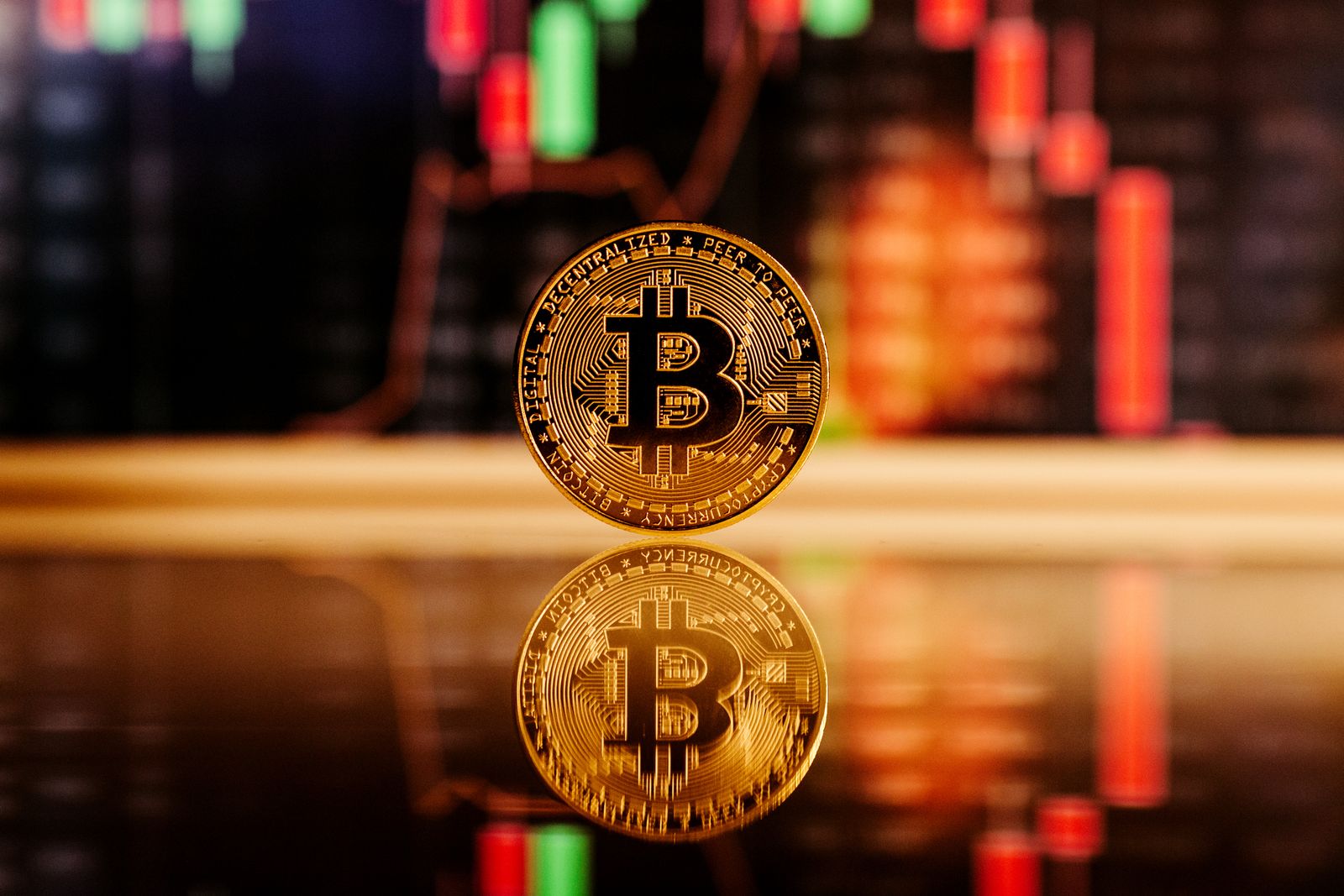 Close-up de uma moeda de Bitcoin com gráfico de mercado ao fundo, ilustrando o artigo sobre o alvo de US$ 113 mil do Citi, o payroll fraco de setembro e a eleição brasileira de 2026