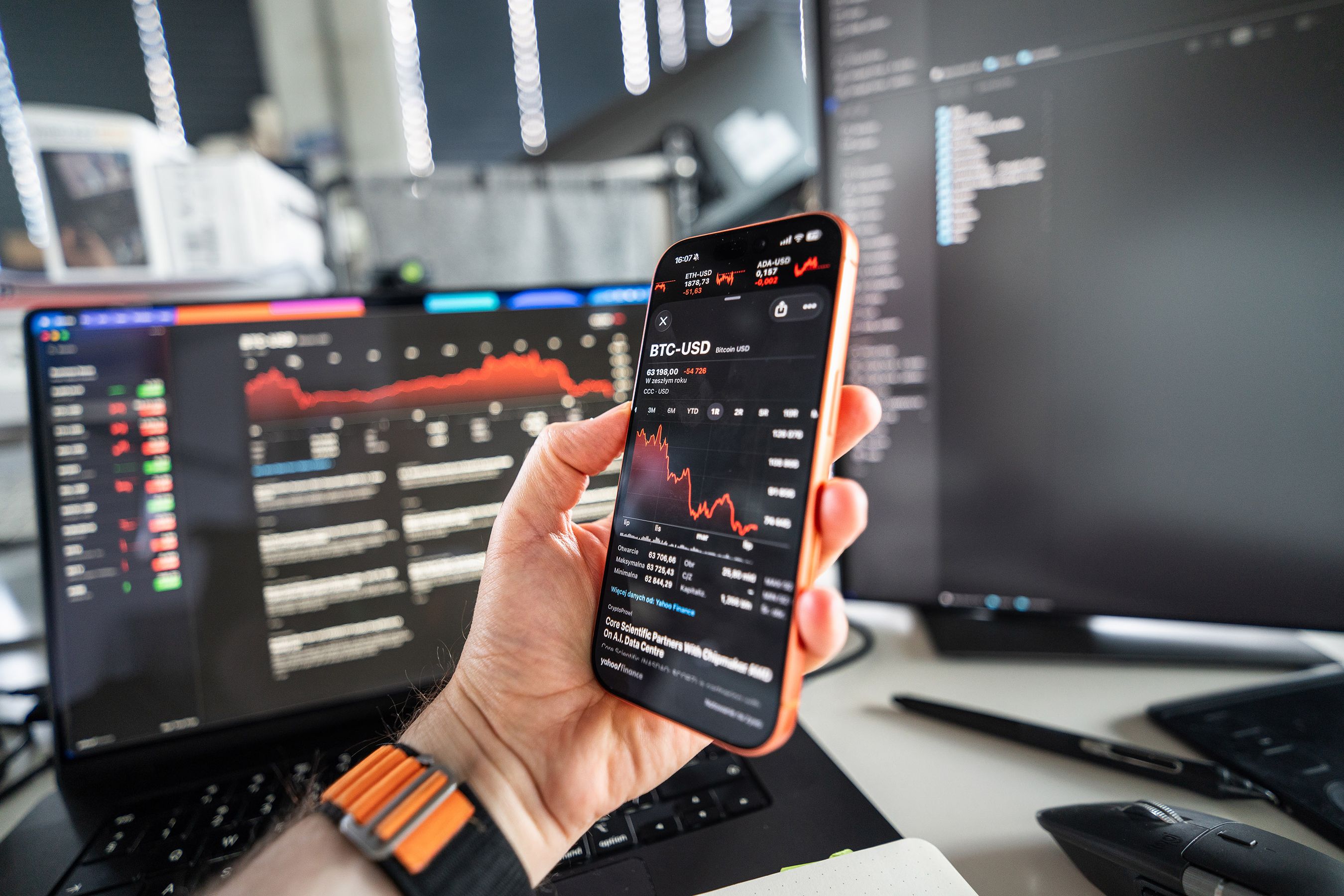 Pessoa analisando gráfico de criptomoedas em queda na tela de um celular, representando a queda do Bitcoin após a derrota da CLARITY Act no Senado