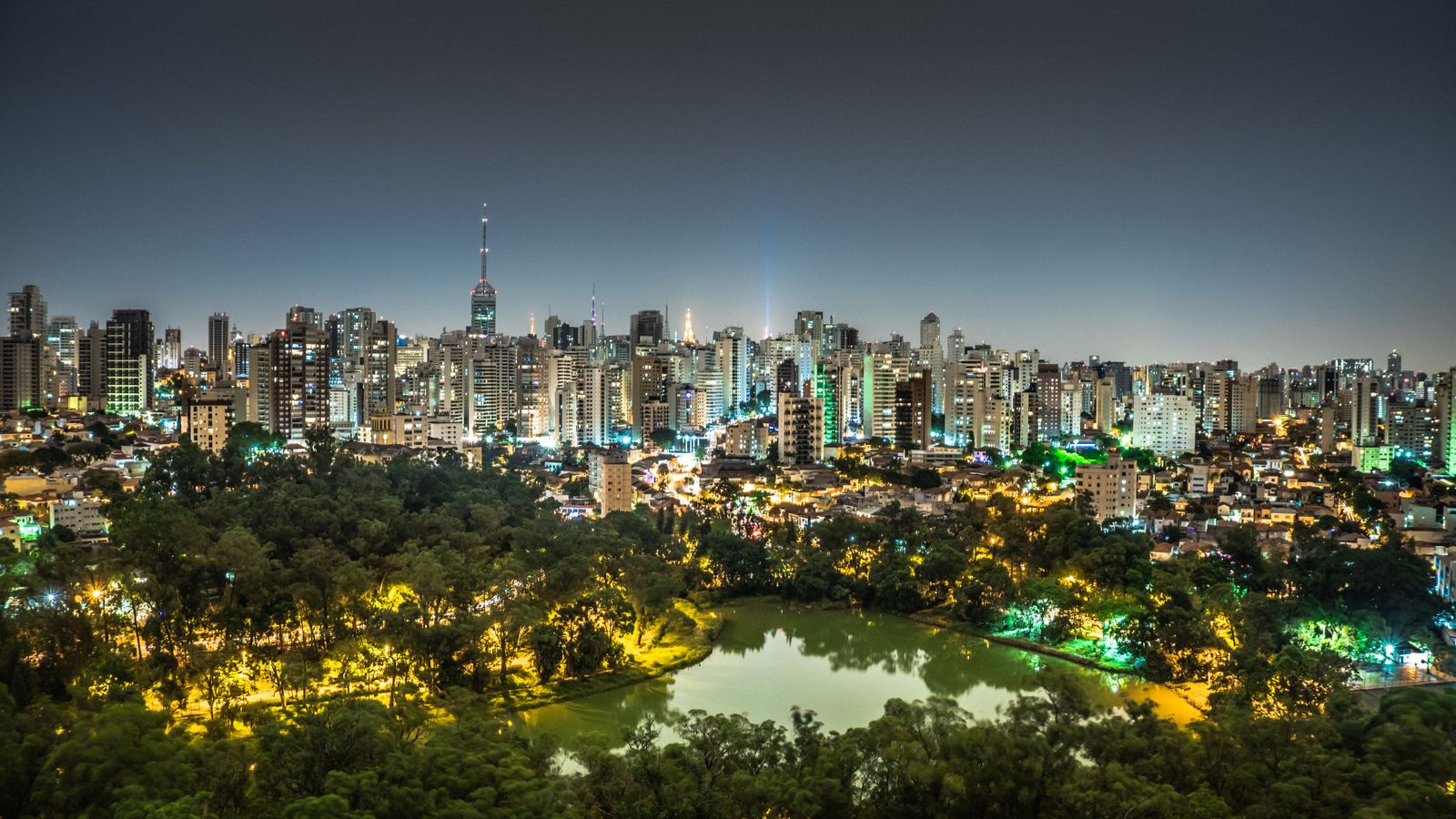 Vista aérea de um distrito financeiro brasileiro com torres de escritórios, representando a entrada do mercado de capitais do país em infraestrutura blockchain regulada.