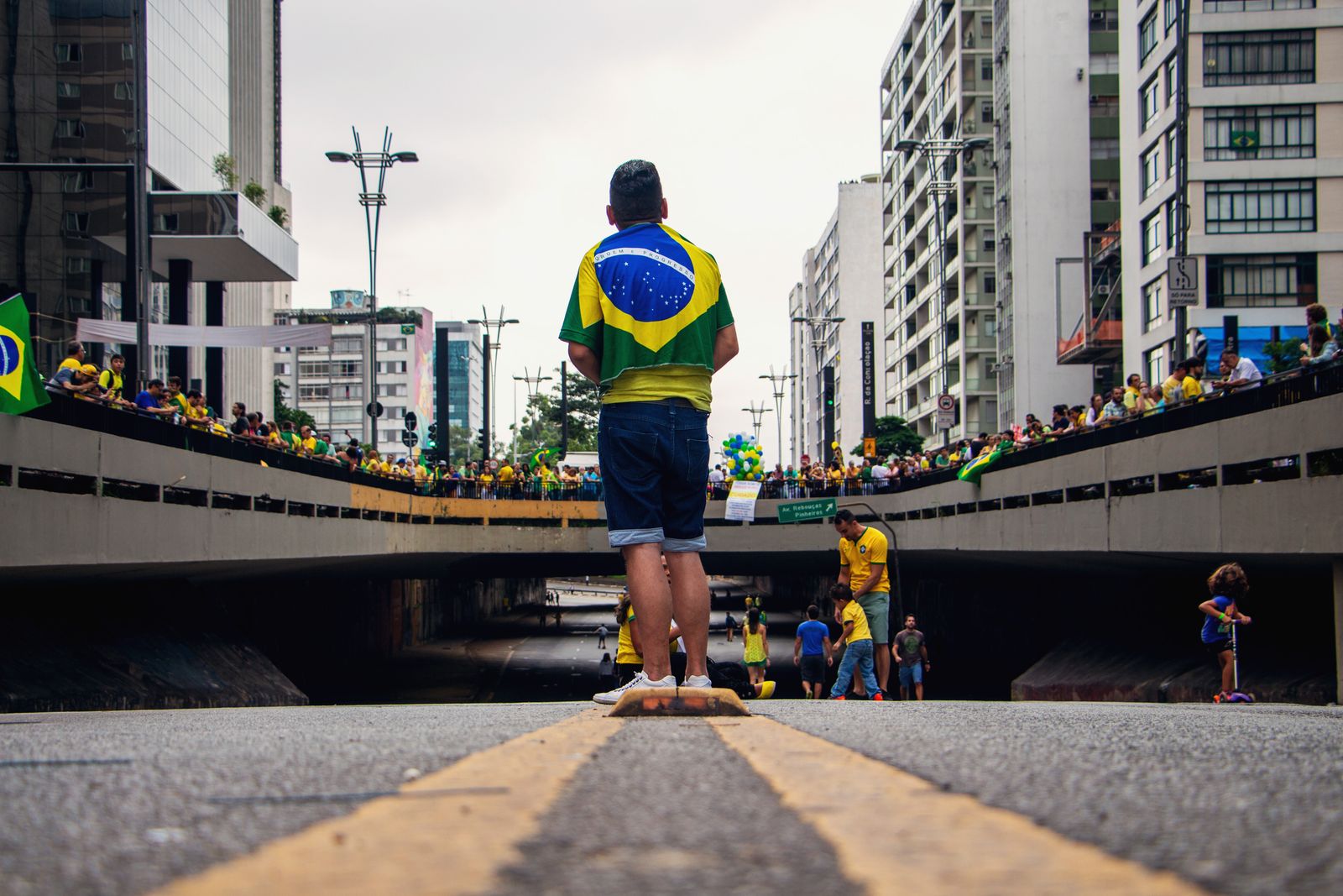 Manifestação com bandeiras do Brasil em período eleitoral, tema do artigo sobre eleições 2026, bitcoin e presidenciáveis