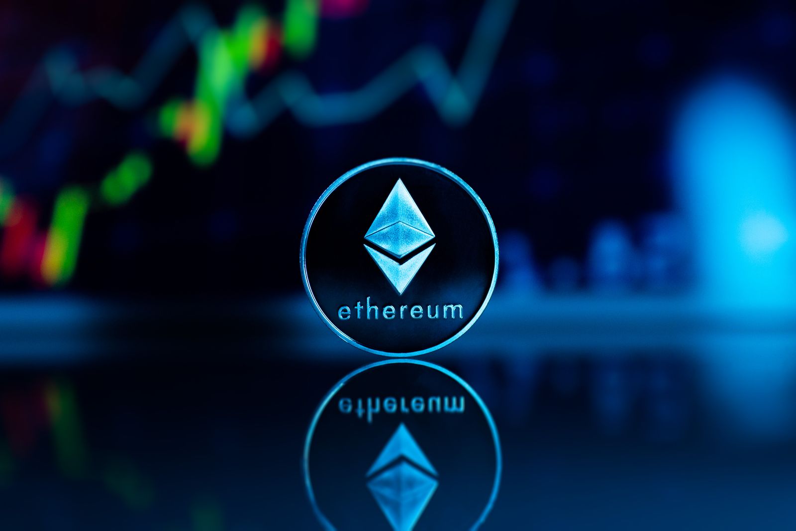 Moeda de ethereum sobre gráfico financeiro, ilustrando o teste do upgrade Glamsterdam na Sepolia e a compra de ETH com Pix no Brasil