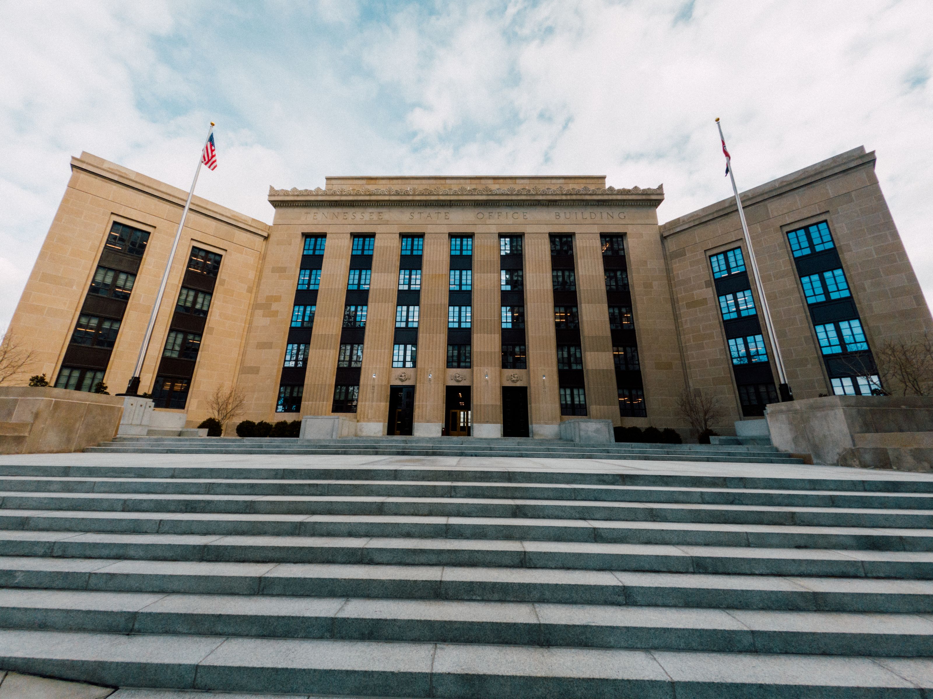 Prédio de instituição financeira com fachada clássica em contraluz, simbolizando a primeira alta de juros do Fed em três anos e a nova fase de regulação cripto no Brasil