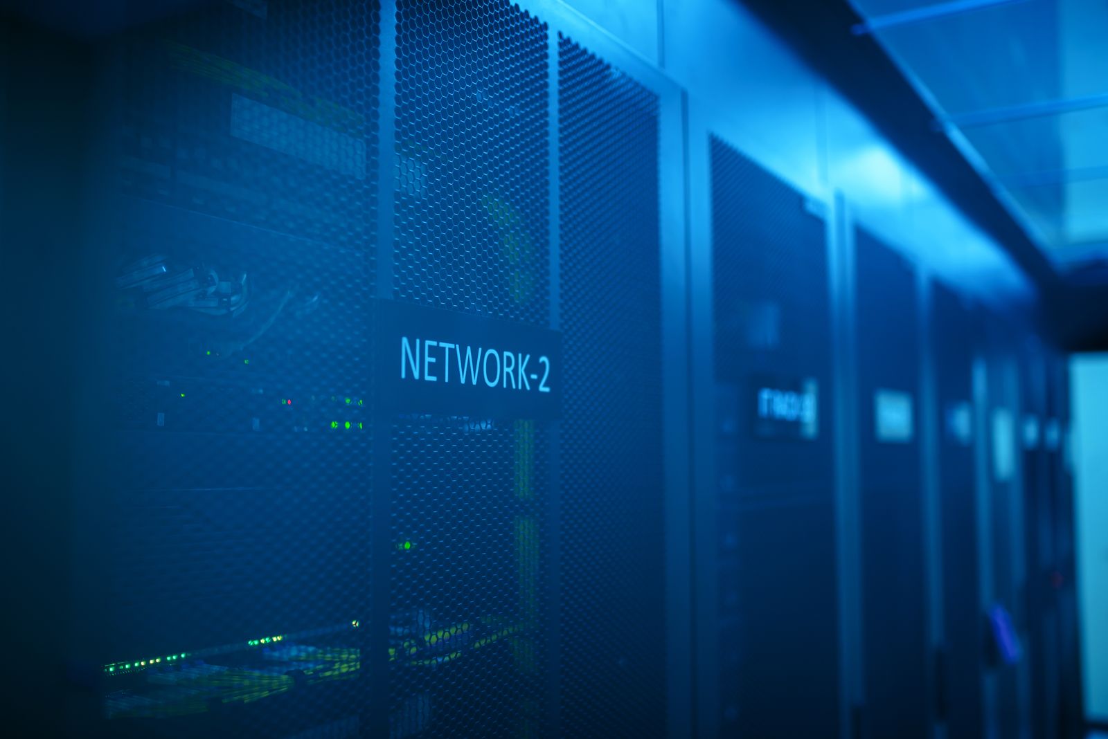 Servidores de um data center com iluminação azul, ilustrando a infraestrutura que dá suporte às carteiras quentes de uma exchange