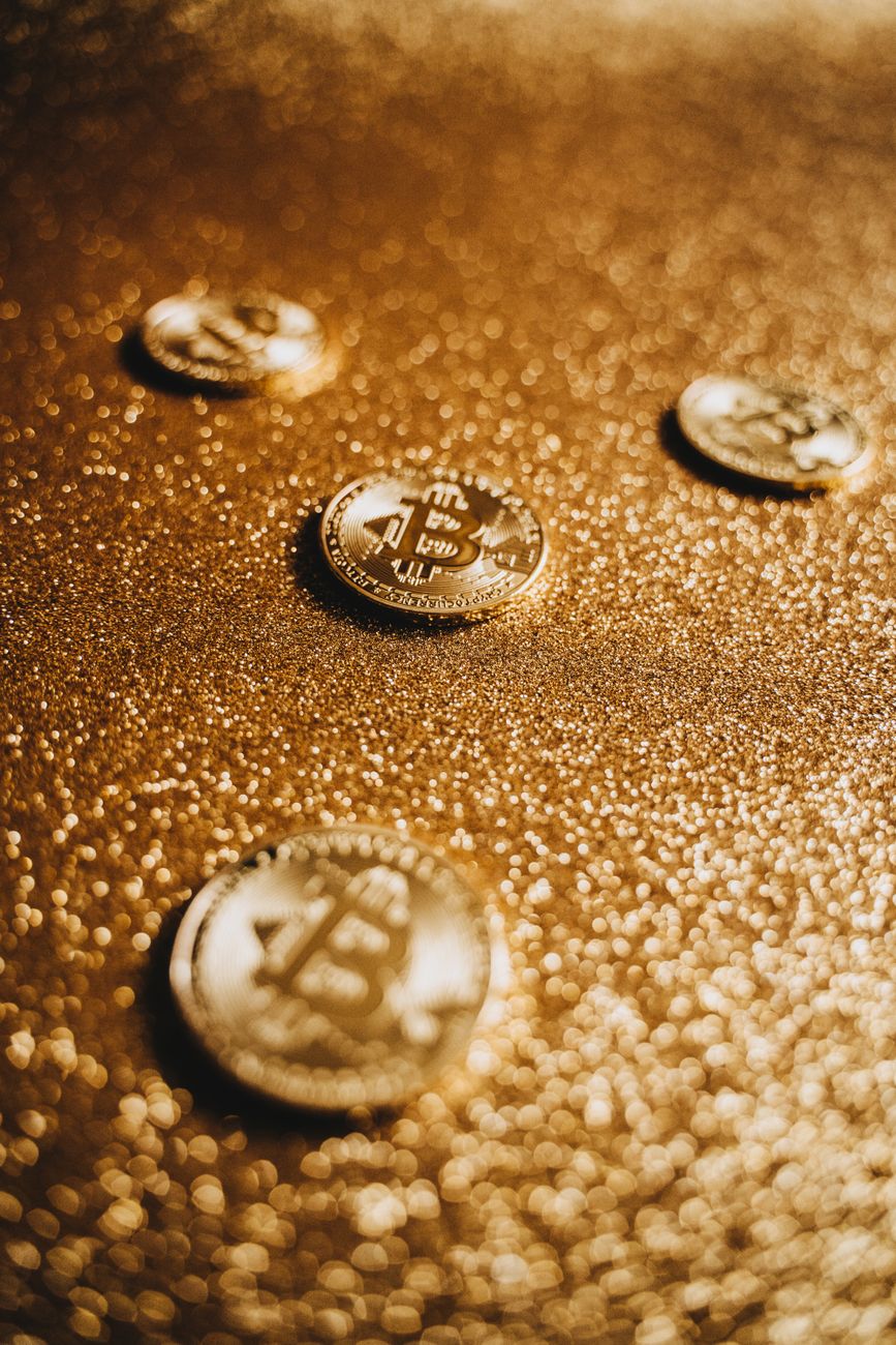 Moedas de bitcoin sobre fundo dourado, ilustrando o artigo sobre a eleição de 2026, a declaração de R$ 495 milhões em cripto do vice de Pablo Marçal e o voto cripto no Brasil